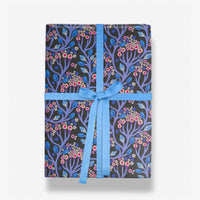 Geschenkpapier-Monika_-Forsberg-Format-50x70cm-Bergius-_Blue-_Floral-_Vine-Produkansicht-Beispielfoto-als_-Geschenkverpackung-1