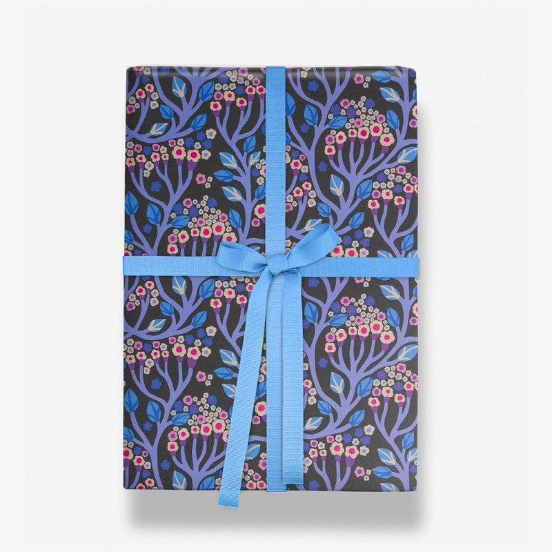 Geschenkpapier-Monika_-Forsberg-Format-50x70cm-Bergius-_Blue-_Floral-_Vine-Produkansicht-Beispielfoto-als_-Geschenkverpackung-1
