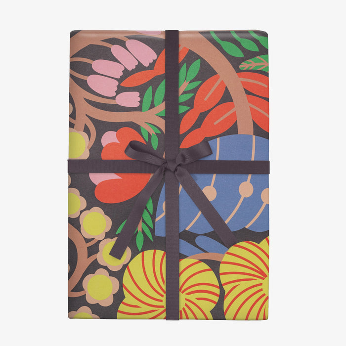 Geschenkpapier-Rolle-Format-70x300cm-Cecilia_-Pettersson-Floral-_Motif_-Produktansicht-als-Geschenk-detailansicht