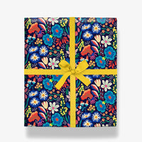 Geschenkpapier-Rolle-Format-70x300cm-Hanna-Werning-Produktansicht-Tradgardeng-Floral-Als-GEschenk
