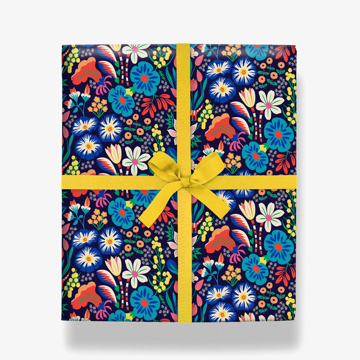 Geschenkpapier-Rolle-Format-70x300cm-Hanna-Werning-Produktansicht-Tradgardeng-Floral-Als-GEschenk