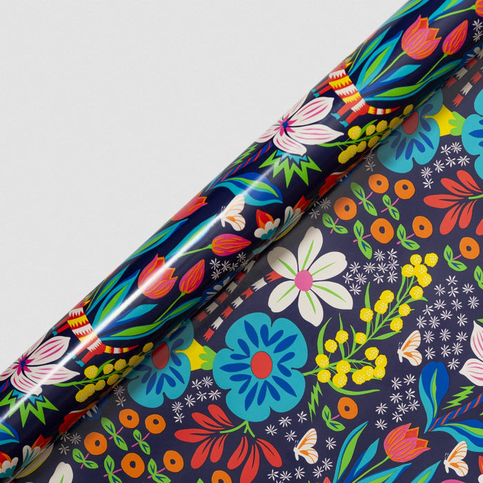 Geschenkpapier-Rolle-Format-70x300cm-Hanna-Werning-Produktansicht-Tradgardeng-Floral-bogen-aufgerollt