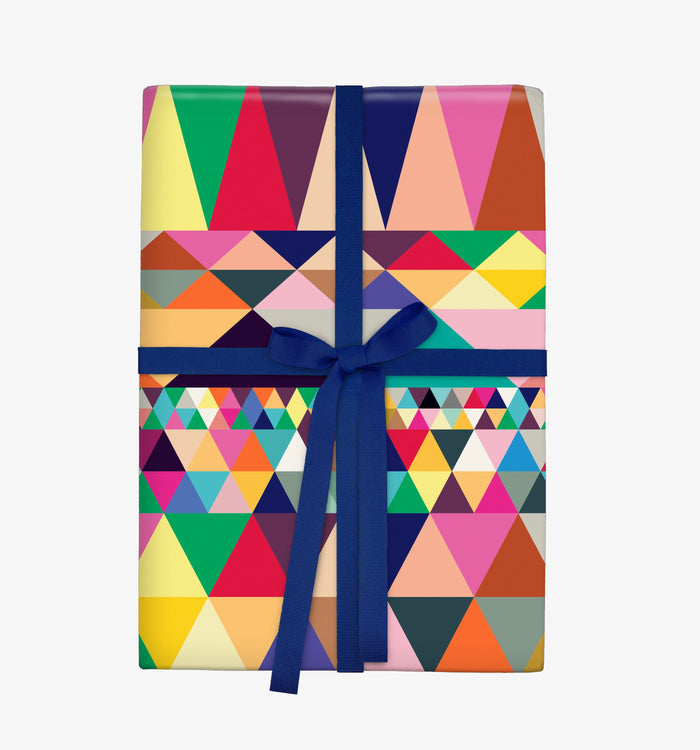 Geschenkpapier-Rolle-Format-70x300cm-Kelly-hyatt-Holy-Bright-Prismatic-Patterned-Produktansicht-als-Geschenk-detailansicht