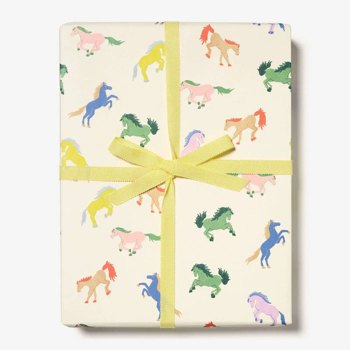 Geschenkpapier_Red-cap-cards-Wild-horses-Produktansicht-als-geschenk