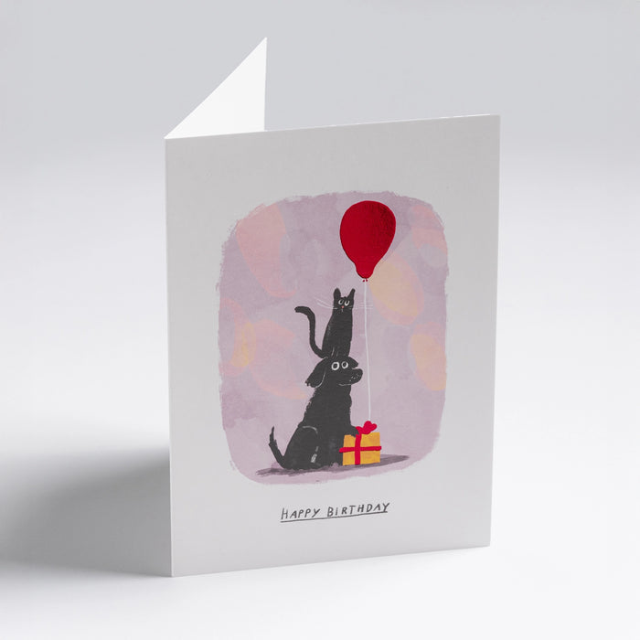 Grusskarte-Dog-Cat-Red-Balloon-Klappkarte-mit-Umschlag-lagom-Format-A6-John-Bond-Text-happy-Birthday-Produktansicht-hingestellt