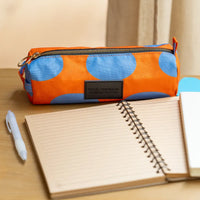 Helio-Ferretti-Stiftetasche-TANGERINE-SKY--Prouktansicht-seitlich-orange -mit-grossen-blauen-Punkten-im Beispiel