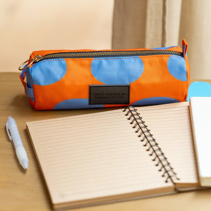 Helio-Ferretti-Stiftetasche-TANGERINE-SKY--Prouktansicht-seitlich-orange -mit-grossen-blauen-Punkten-im Beispiel