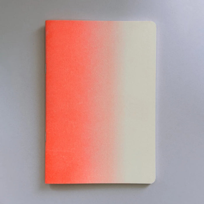 Herr-und-frau-rio-Notizheft-Glow-52Seiten-mit-Verlauf-auf-dem-Cover-und-auf-den-innenseiten-Produktansicht-cover-vorn-1