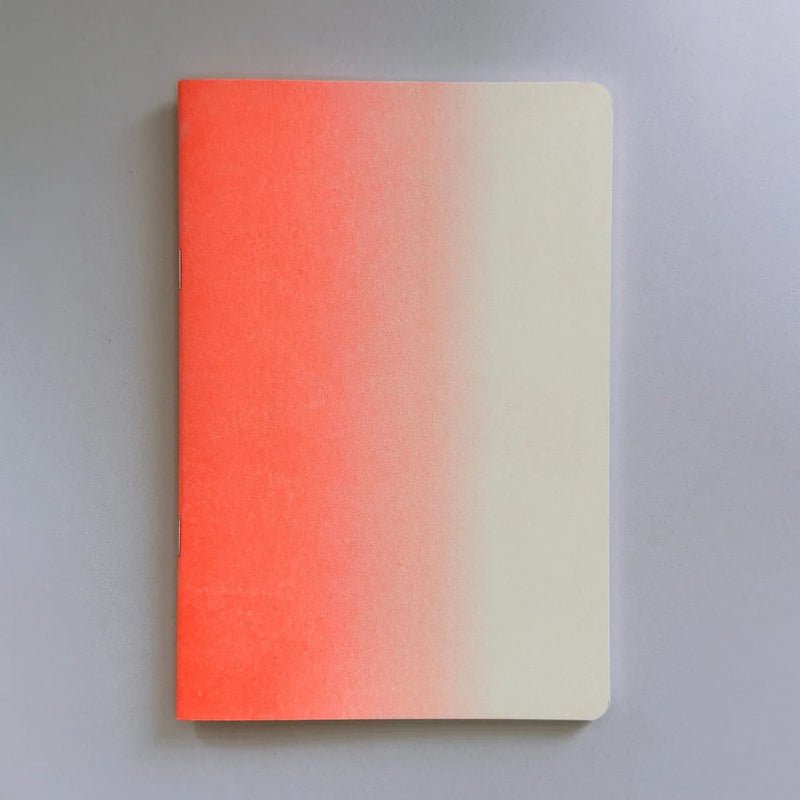Herr-und-frau-rio-Notizheft-Glow-52Seiten-mit-Verlauf-auf-dem-Cover-und-auf-den-innenseiten-Produktansicht-cover-vorn-1