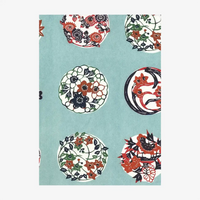 KAtazome-Shi-Bogen-Ausschnitt-Motiv-Blumen-Mustern-gefuellte-Kreise-auf-Tuerkis