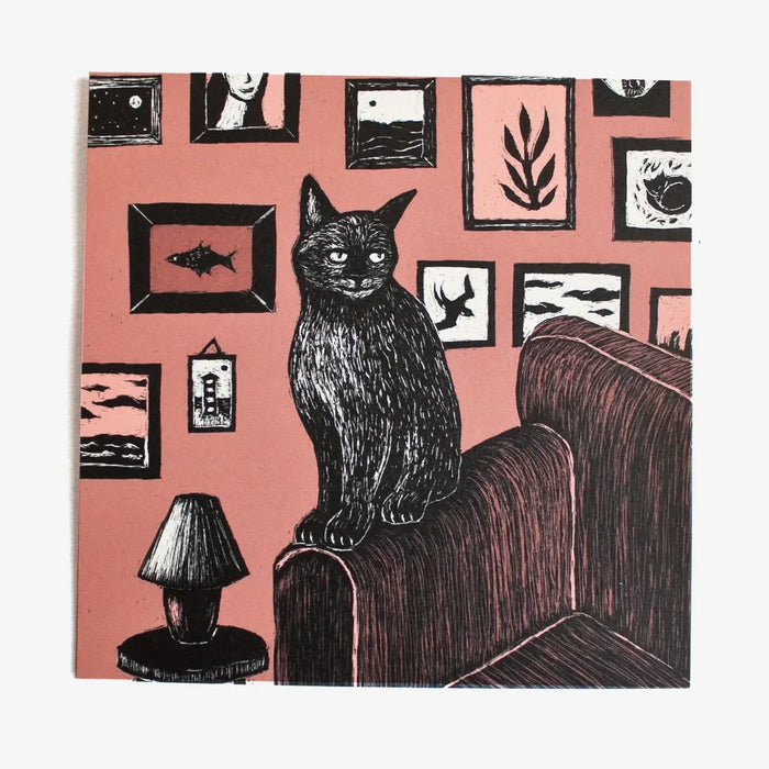 Katja-Rub-Quadratische-Postkarte-14.8x14.8cm-KAtze-vor-Bilderwand-Produktansicht-Vorn