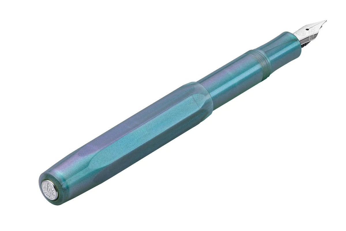 Kaweco-Lunar-Sport-ShadowBlue-FP-geoeffnet-Kappe-steckt-hinten-auf-dem-Fueller-seitliche-von-Hinten
