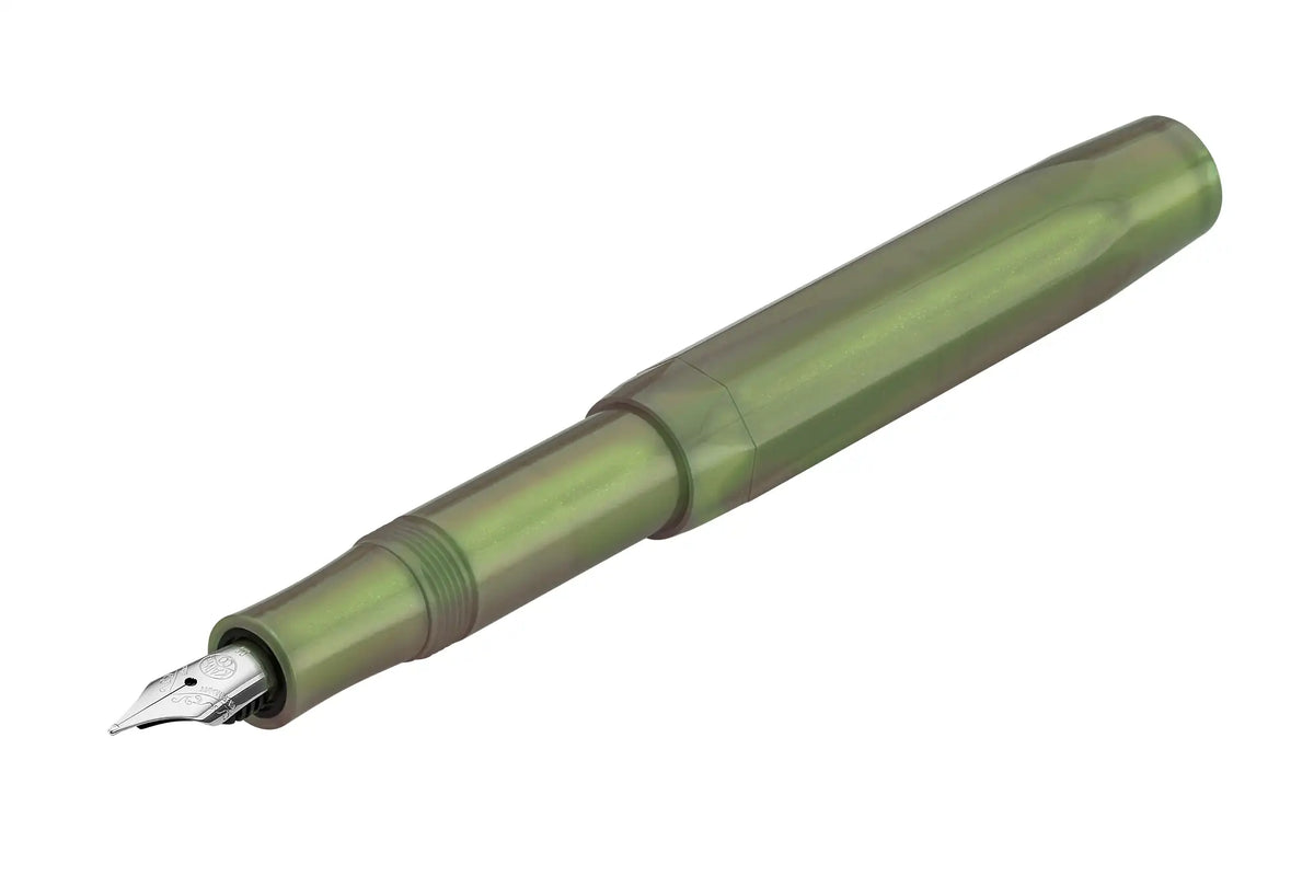 Kaweco-Lunar-Sport-ShadowGreen-FP-geoeffnet-kappe-steckt-hinten-auf-dem-Fueller-seitliche-Ansicht-von-der-Federspitze-aus