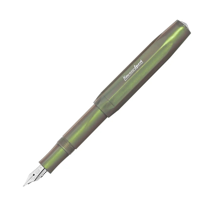 Kaweco-Lunar-Sport-ShadowGreen-FP-geoeffnet-kappe-steckt-hinten-auf-dem-Fueller