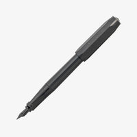Kaweco_Perkeo_FP-geoeffnet-kappe-steckt-hinten-auf-dem-Fueller