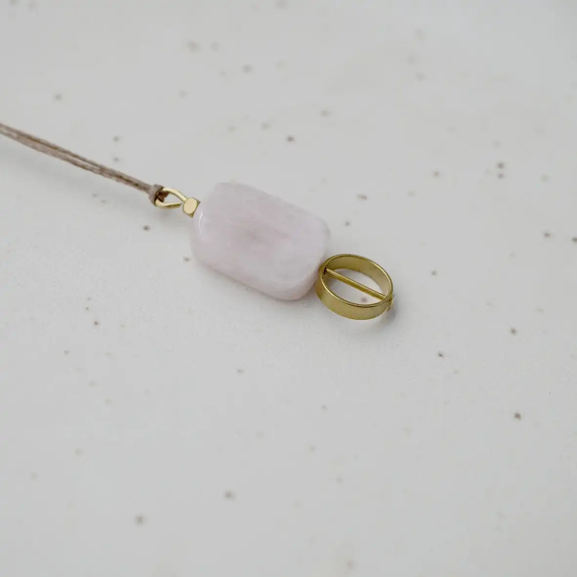 Kette-Verstellbar-Lou-Mit-Halbedelstein-und-Messing-und-synthetischer-Kordel-ansicht-Hlbedelstein-und-messing-1