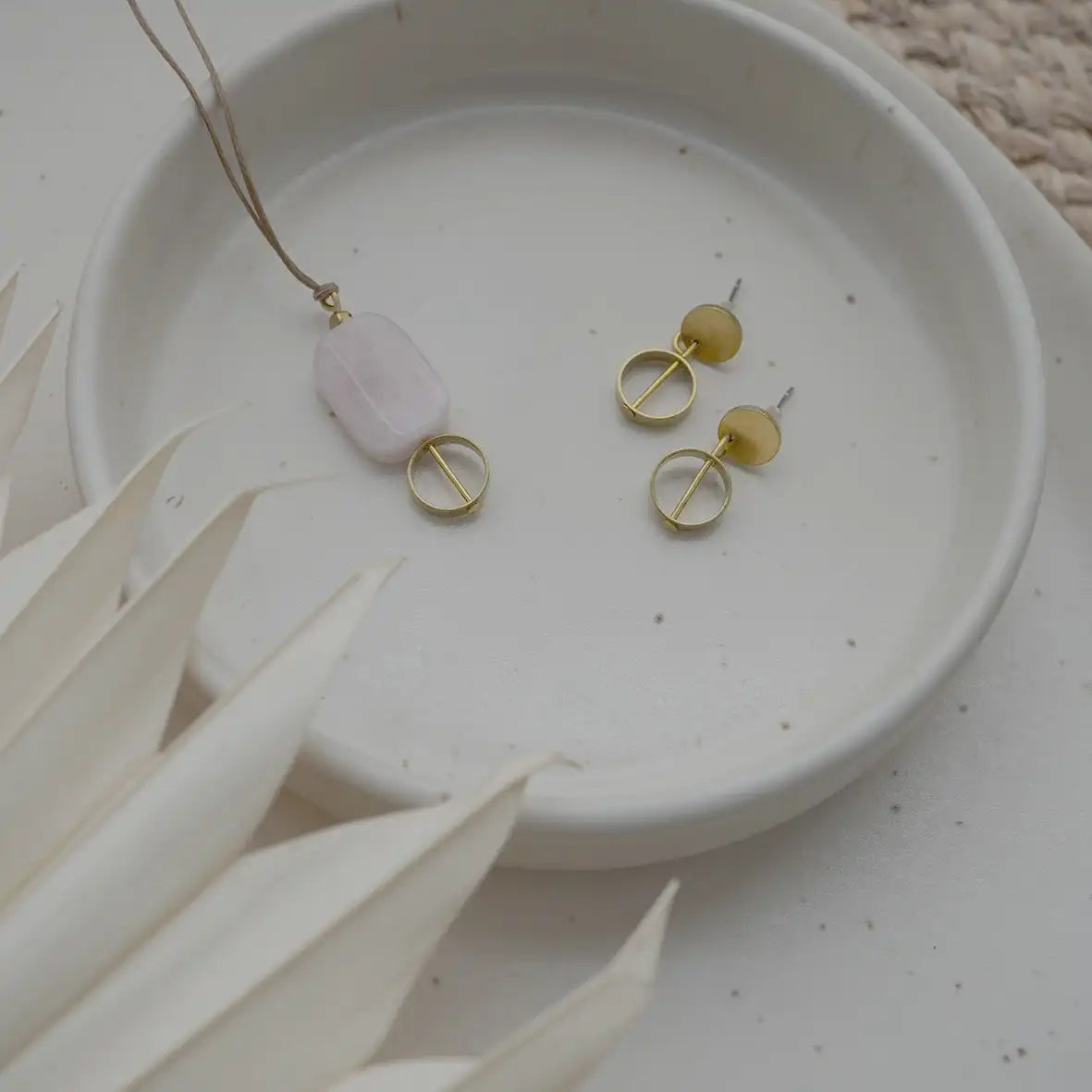 Kette-Verstellbar-Lou-Mit-Halbedelstein-und-Messing-und-synthetischer-Kordel-ansicht-Hlbedelstein-und-messing-mit-Orhringen