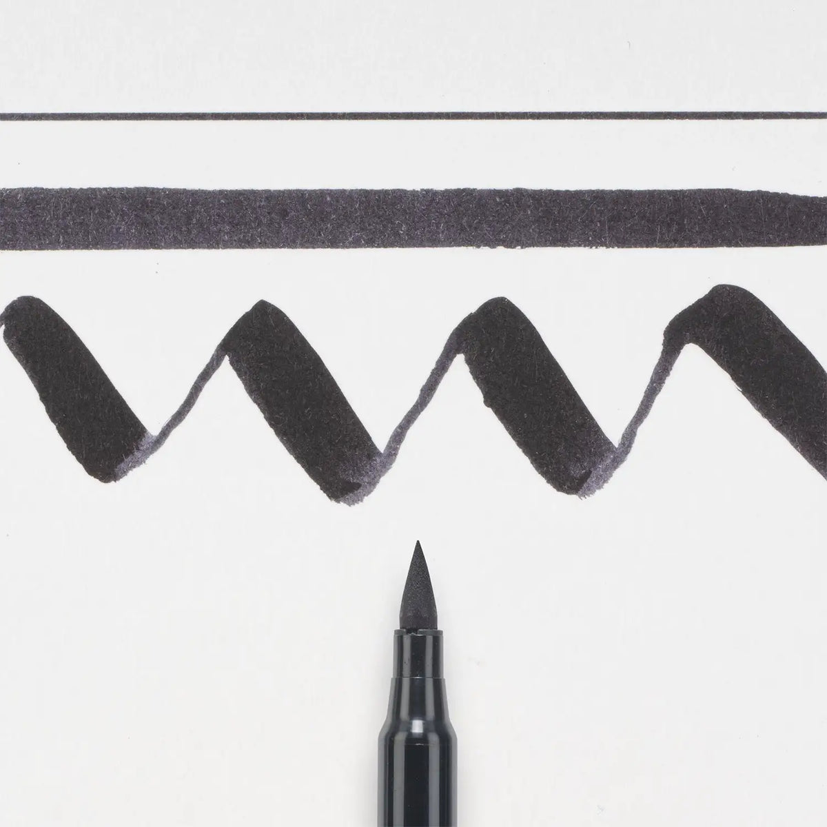 Koi-Strichfarbe-schwarz-Wasserloesslich-flexible-Strichstaerke-Beispielbild-Strich