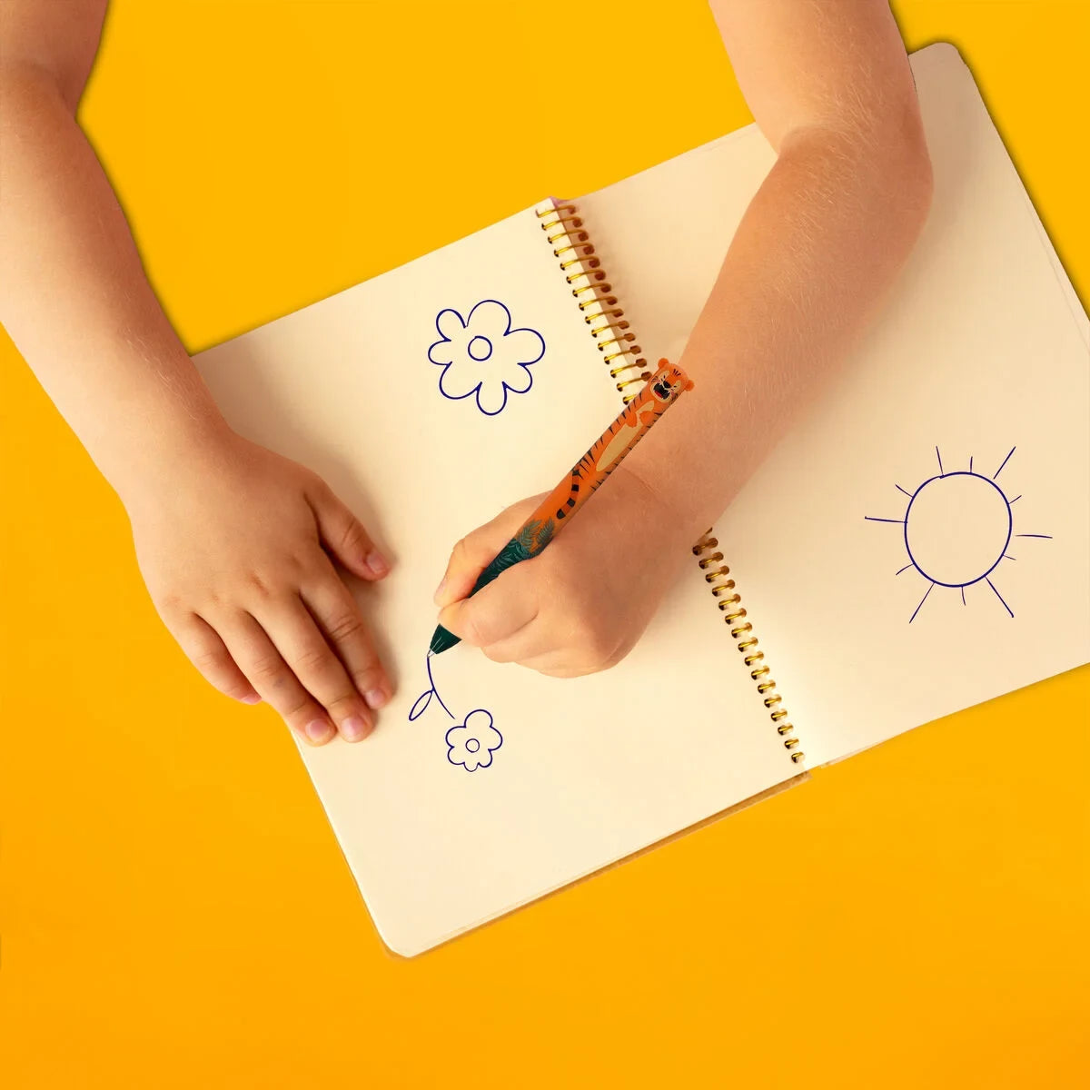 LEgami-Zweifarbiger-Kugelschreiber-Tiger-Click-Clack-Tinte-blau-orange-Produktansicht-in-Benutzung
