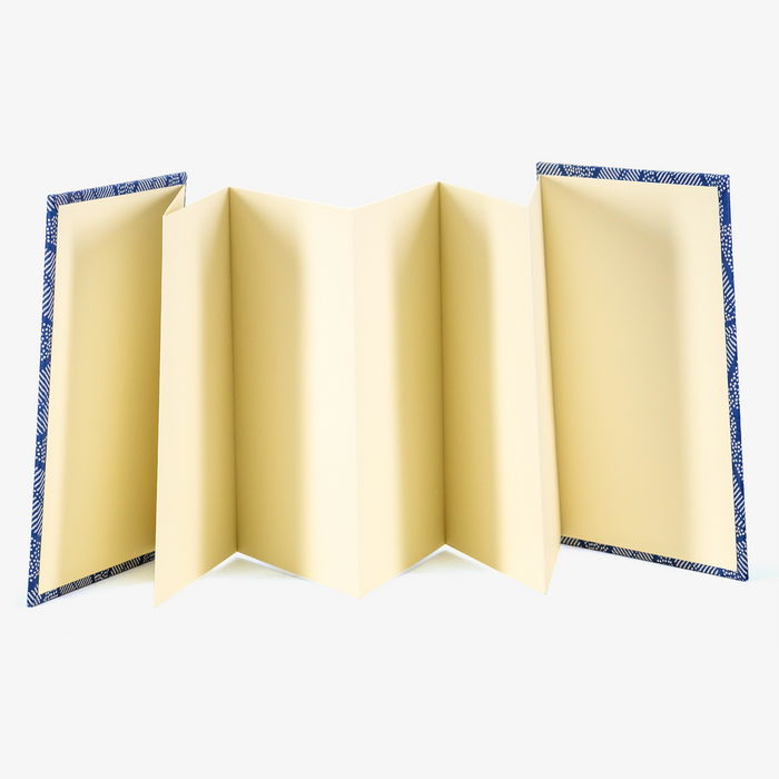 Leporello-Format-12x17cm-fuer-14Fotos-mit-Baumwollpapier-Blau-geometrisch-Produktansicht-leporello-aufgeklappt