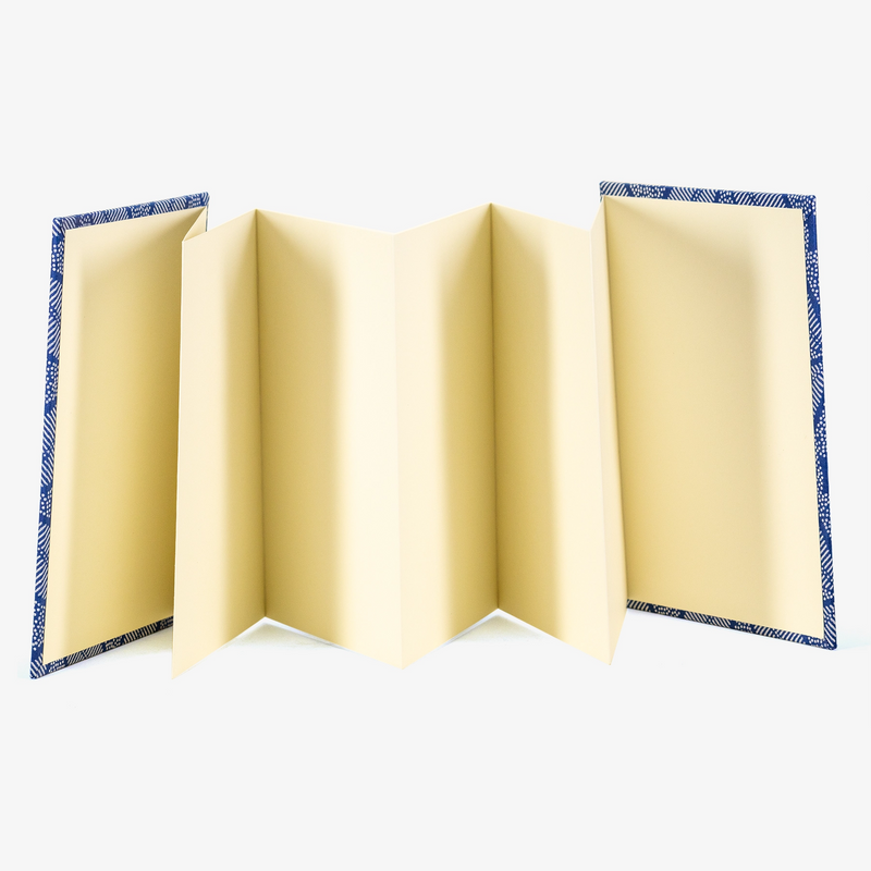 Leporello-Format-12x17cm-fuer-14Fotos-mit-Baumwollpapier-Blau-geometrisch-Produktansicht-leporello-aufgeklappt