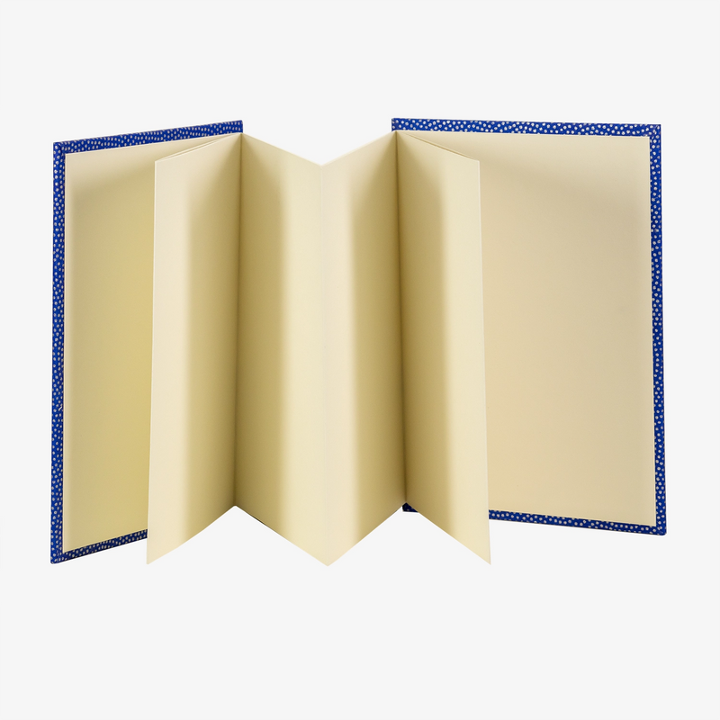 Leporello-Format-12x17cm-fuer-14Fotos-mit-Chiyogami-Traditional-Haifischhaut-silber-auf-blau-Produktansicht-Leporello-aufgebaut