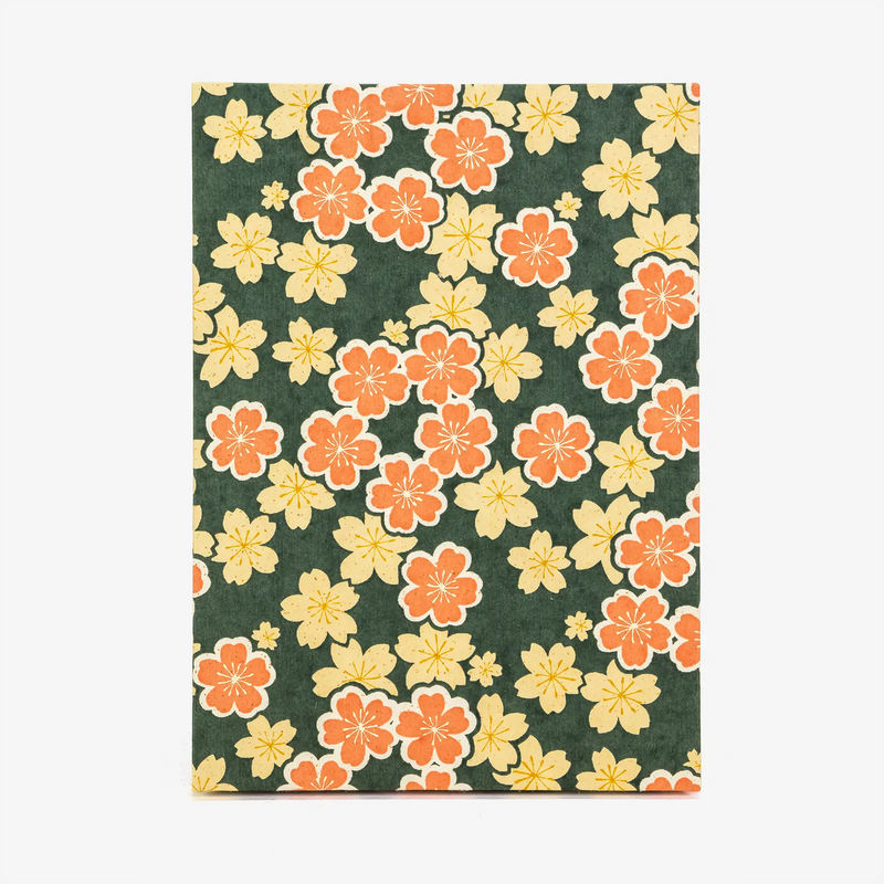 Leporello-Format-12x17cm-fuer-14Fotos-mit-Chiyogami-floral-blueten-auf-gruen-Produktansicht-Cover-Vorn