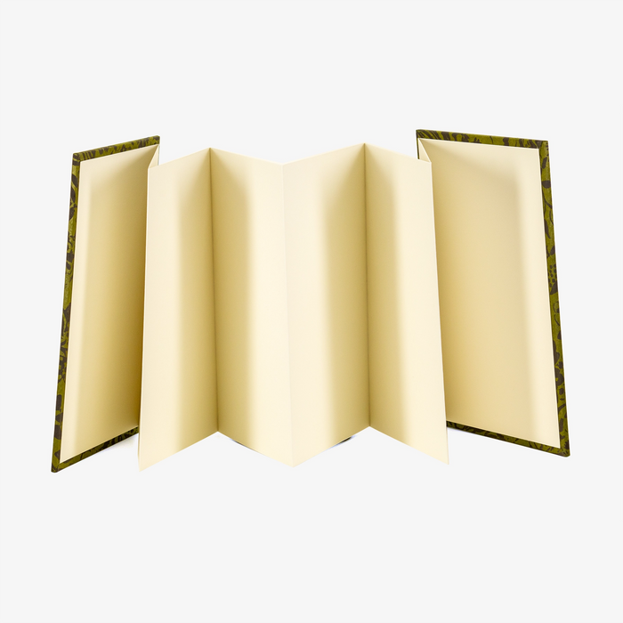 Leporello-Format-12x17cm-fuer-14Fotos-mit-Lokta-blumenornament-braun-auf-gruen-Produktansicht-leporello-aufgeklappt