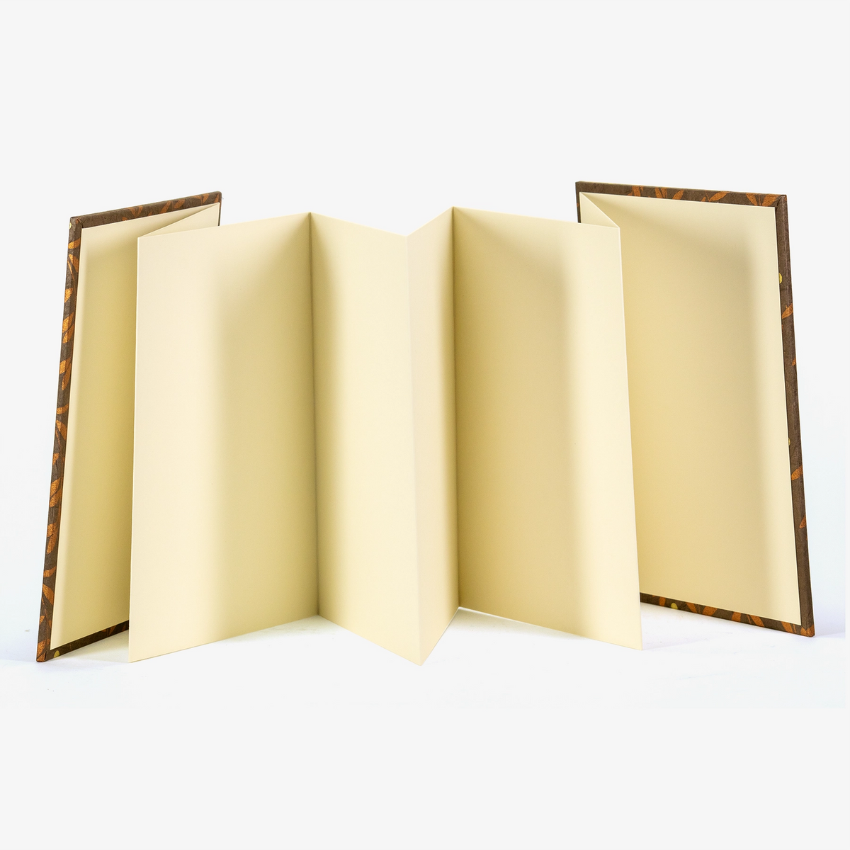 Leporello-Format-12x17cm-fuer-14Fotos-mit-Lokta-zweige-orange-auf-braun-Produktansicht-Leporello-aufgeklappt