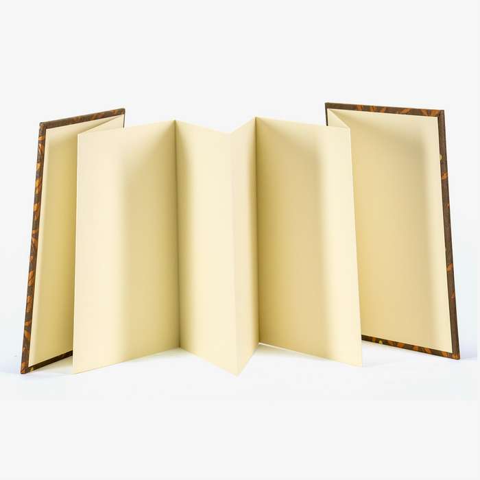 Leporello-Format-12x17cm-fuer-14Fotos-mit-Lokta-zweige-orange-auf-braun-Produktansicht-Leporello-aufgeklappt