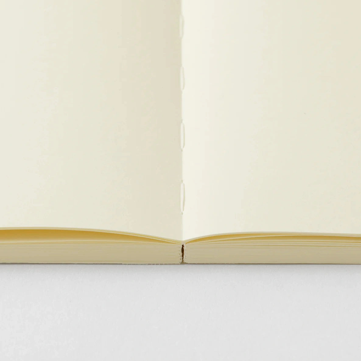 MD-Notebook-Notizbuch-A4-176-Seiten-blank-minimalistisch-Fadenheftung-MD-Paper-Aufgeschlagen-zoomansicht-Heftung
