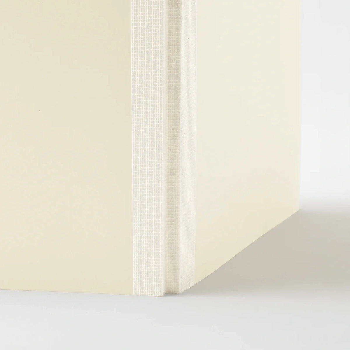 MD-Notebook-Notizbuch-B6-176-Seiten-blank-minimalistisch-Fadenheftung-MD-Paper-Aufgeschlagen-Rueckansicht