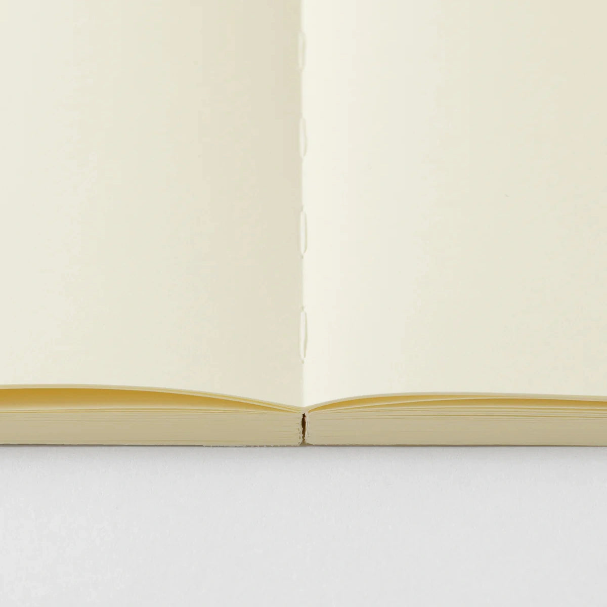 MD-Notebook-Notizbuch-B6-176-Seiten-blank-minimalistisch-Fadenheftung-MD-Paper-Aufgeschlagen-zoomansicht-Heftung