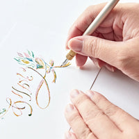 Marvy-Uchida-Federhalter-COMOJI-aus-Aluminium-mit-01mm-Zeichenfeder-in-derHand-Beispielbild