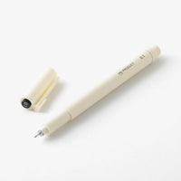 Midori-MD-Drawing-Pen-Fineliner-01mm-schwarz-wasserfest-Stift-geoeffnet-mit-KAppe-seitliche-Ansicht