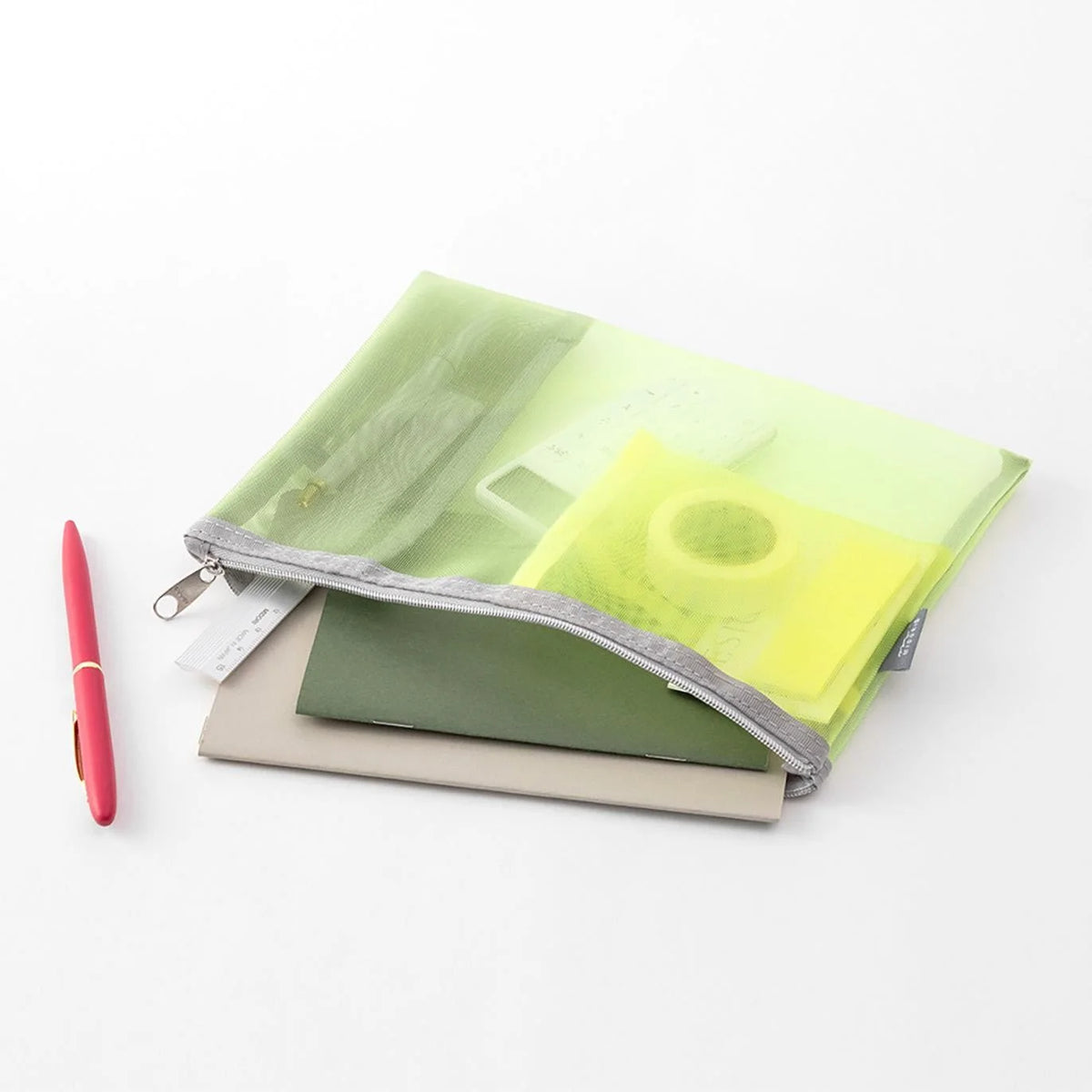 Midori-Tasche-Pen-Tool-Pouch-Mesh-Yellow-green-Produktansicht-mit-Beispielfuellung