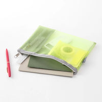 Midori-Tasche-Pen-Tool-Pouch-Mesh-Yellow-green-Produktansicht-mit-Beispielfuellung