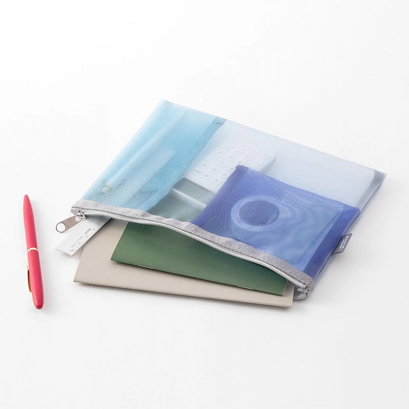 Midori-Tasche_-Pen-_Tool-_Pouch-_Mesh-_Light-_Blue-Produktansicht-mit-Beispielfuellung