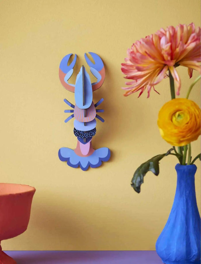 Mini-Lobster-Papier-3d-object-aufgebaut-als-Beispiel-an-der-Wand