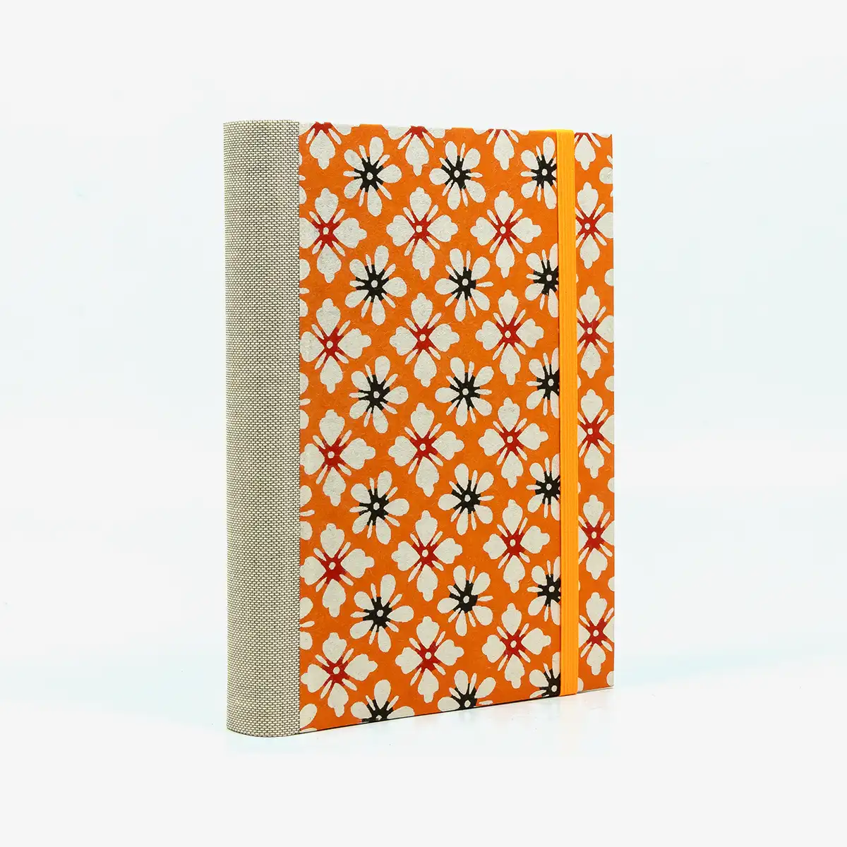 Notizbuch-12x16.5cm-256seiten-recy-Papier-cover-Katazome-Shi-motiv-blumen-auf-orange-seitlich-von-hinten