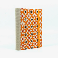 Notizbuch-12x16.5cm-256seiten-recy-Papier-cover-Katazome-Shi-motiv-blumen-auf-orange-seitlich-von-hinten
