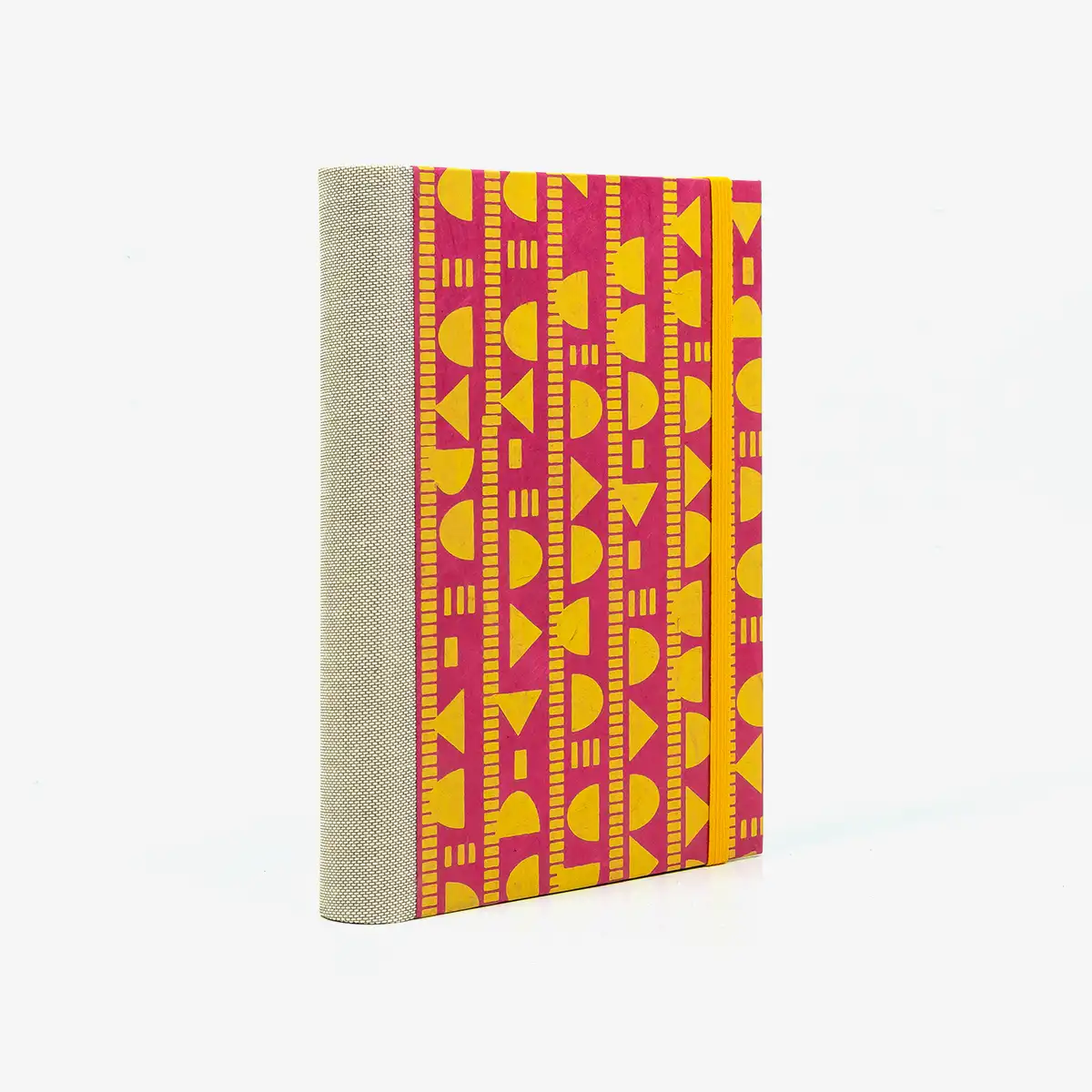Notizbuch-12x16.5cm-256seiten-recy-Papier-cover-Lokta-Papier-motiv-geometrischeFormen-gelb-auf-magenta-seitlich-von-hinten