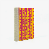 Notizbuch-12x16.5cm-256seiten-recy-Papier-cover-Lokta-Papier-motiv-geometrischeFormen-gelb-auf-magenta-seitlich-von-hinten
