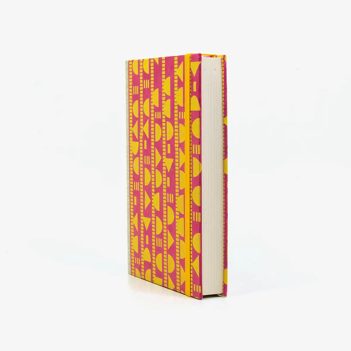 Notizbuch-12x16.5cm-256seiten-recy-Papier-cover-Lokta-Papier-motiv-geometrischeFormen-gelb-auf-magenta-seitlich-von-vorn