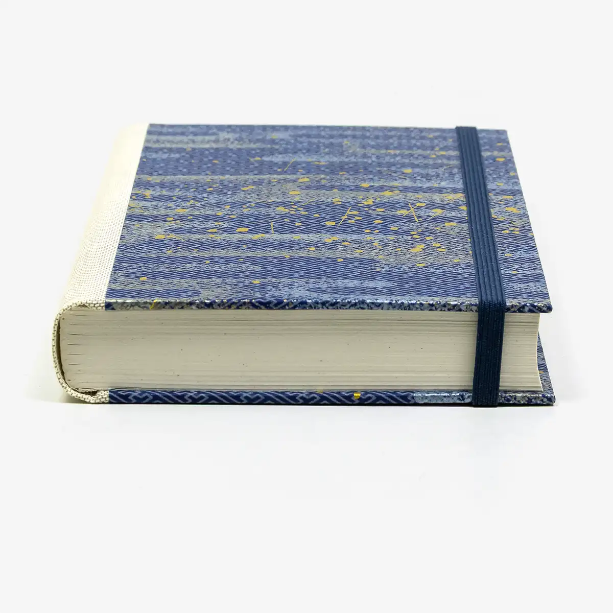 Notizbuch-12x16.5cm-256seiten-recy-Papier-cover-chiyogami-motiv-Space-is-the-place-blau-liegend