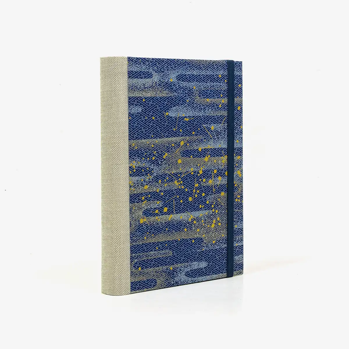 Notizbuch-12x16.5cm-256seiten-recy-Papier-cover-chiyogami-motiv-Space-is-the-place-blau-seitlich-von-hinten