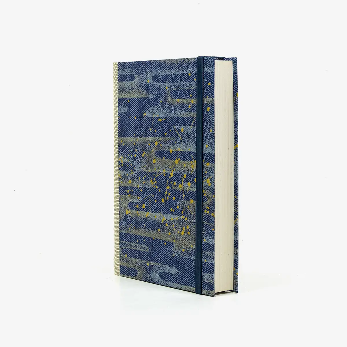 Notizbuch-12x16.5cm-256seiten-recy-Papier-cover-chiyogami-motiv-Space-is-the-place-blau-seitlich-von-vorn