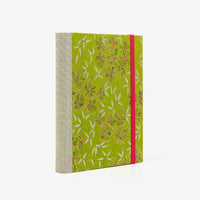 Notizbuch-12x16.5cm-256seiten-recy-Papier-cover-chiyogami-motiv-abstrakte-kieferzweige-auf-gruen-seitlich-von-hinten