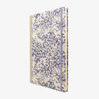 Notizbuch-A4-liniert-160Seiten-Cover-chiyogami-Motiv-kleine-Pflaumenblüte-seitlich-von-vorn