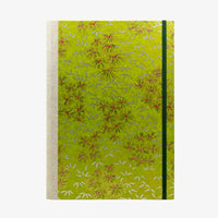 Notizbuch-A4-liniert-160Seiten-Cover-chiyogami-Motiv-Kiefern-gold-silber-auf-gruen-von-vorn